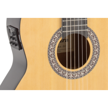 GUITARRA CLASICA ADMIRA SARA 4/4 ELECTRIFICADA CON CUTAWAY SERIE INICIACIÓN BRILLO